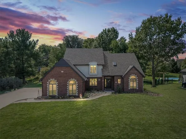 4614 Woodfield Dr, Saint Joseph, MO 64506