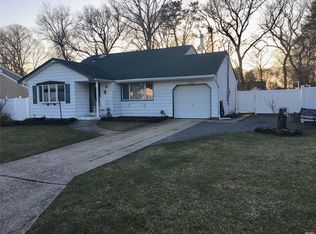18 Larry Rd, Selden, NY 11784