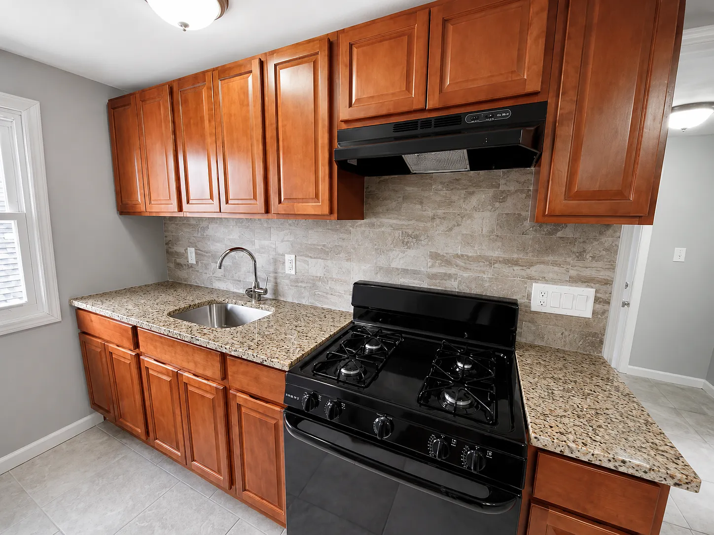 3 bed, 1.0 bath, 750 sqft, $2,100 — Photo 1
