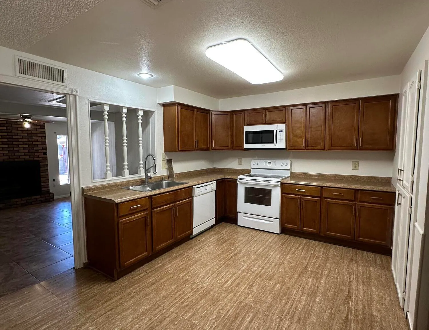 3 bed, 2.0 bath, 1627 sqft, $1,900 — Photo 3