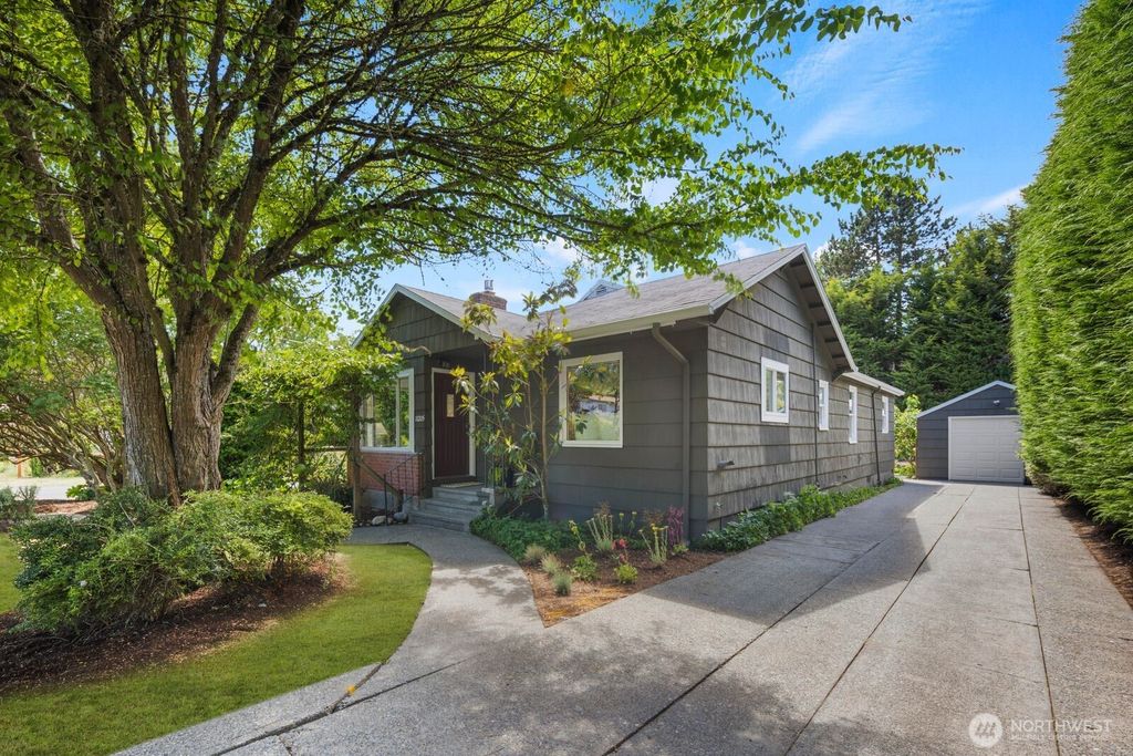 11205 Phinney Avenue N, Seattle, WA - View 2
