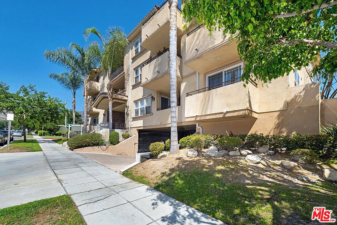 3 bed, 2.0 bath, 1470 sqft, $4,770 — Photo 3