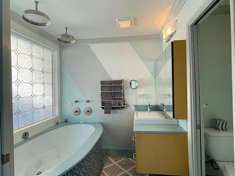 Mstr. BthRm - Dbl. Whirlpool. Tub & Rainshowers w/toilet rm.
