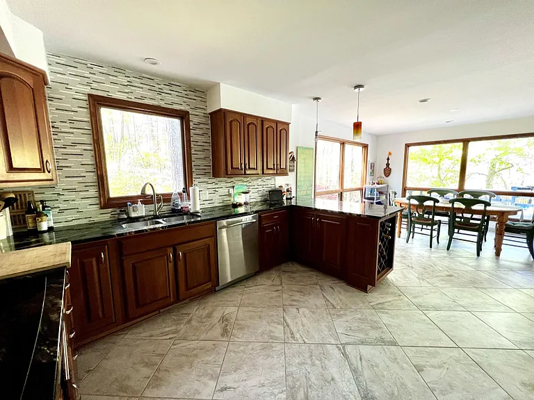 1505 Stoneleigh Ct — Photo 3