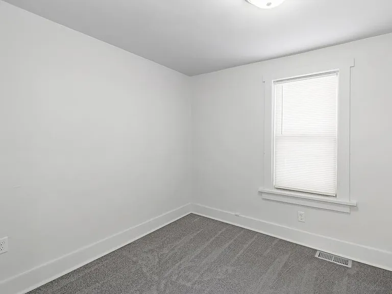 1907 Royal Ave NE — Photo 10