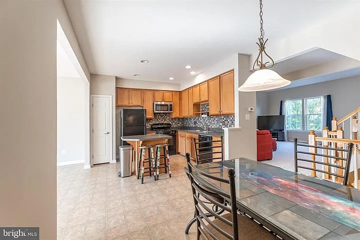 4 bed, 2552 sqft, $3,300 — Photo 2