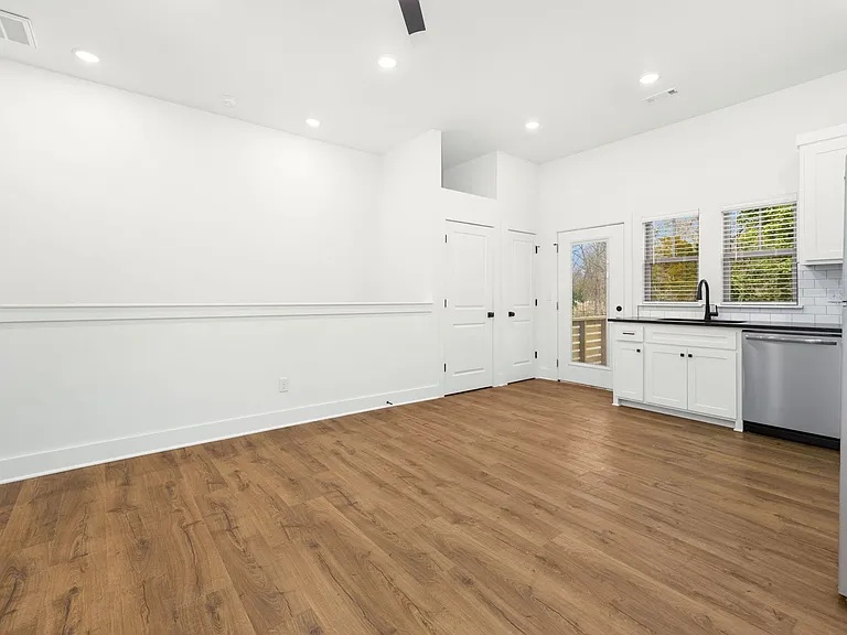 $250 Amazon Gift Card if lease signed by June 30th! Luxury New 1 Bed TH!! — Photo 8