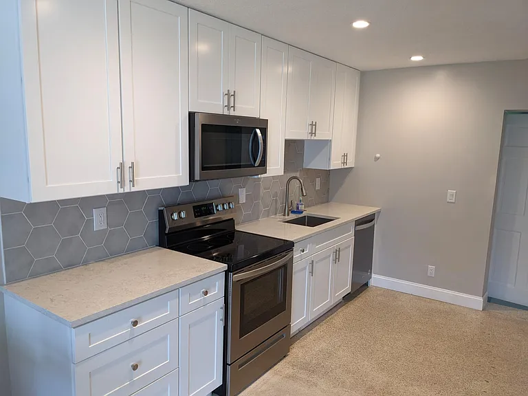 904 Seneca St — Photo 5