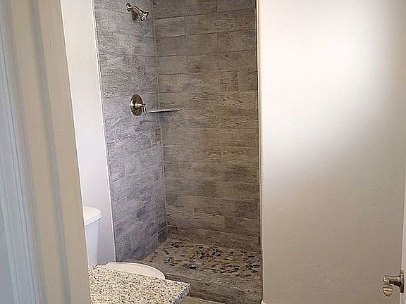 5th image of 1050 Crestwood Dr