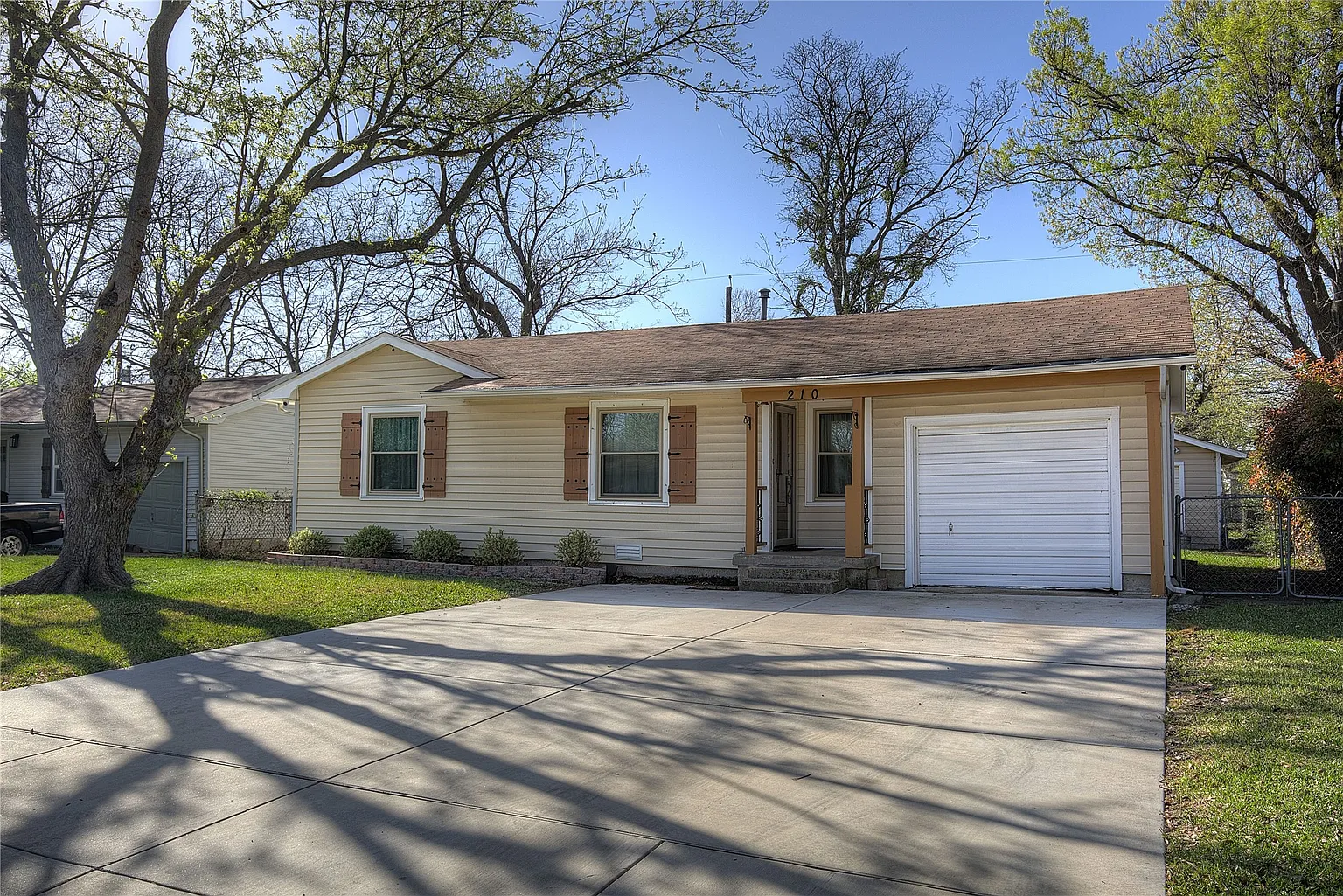 210 E Daugherty Dr photo 1