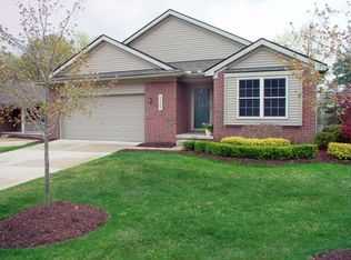 2720 Signature Cir, Pinckney, MI 48169