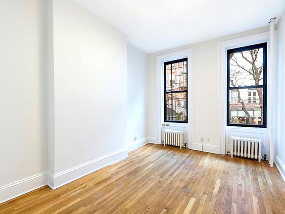 4th image of 355 W 22nd St