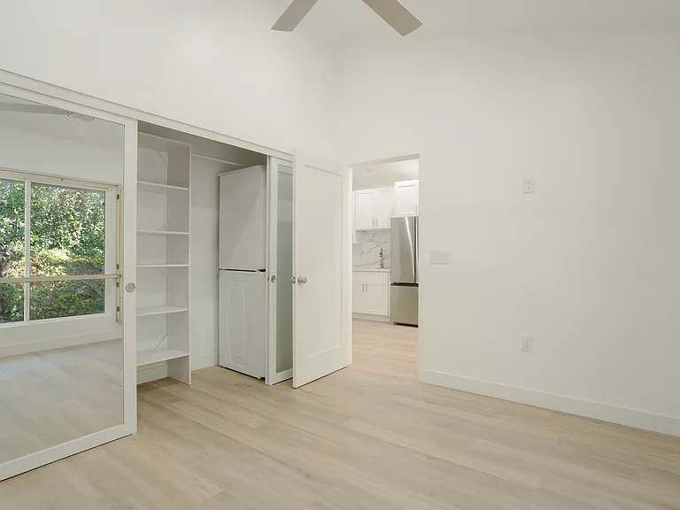 1065 Warwick Ave #C — Photo 2