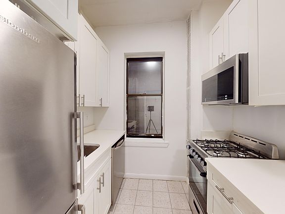 3rd image of 204 W 81st St #12