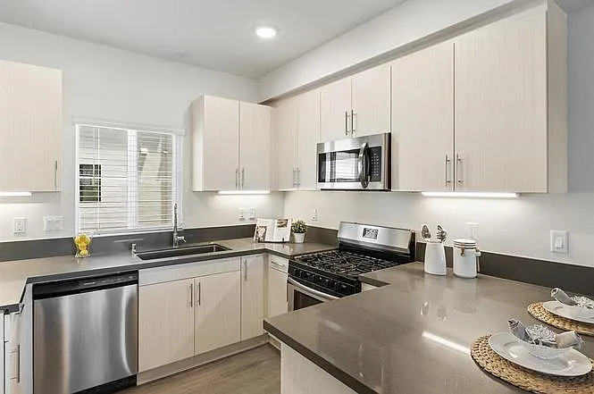 3 bed, 2.5 bath, 1460 sqft, $3,400 — Photo 4