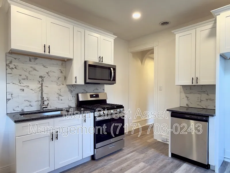 3 bed, 1.0 bath, $2,200 — Photo 1