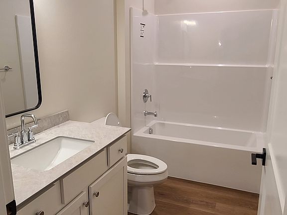 4th image of 810 Cooley St #104