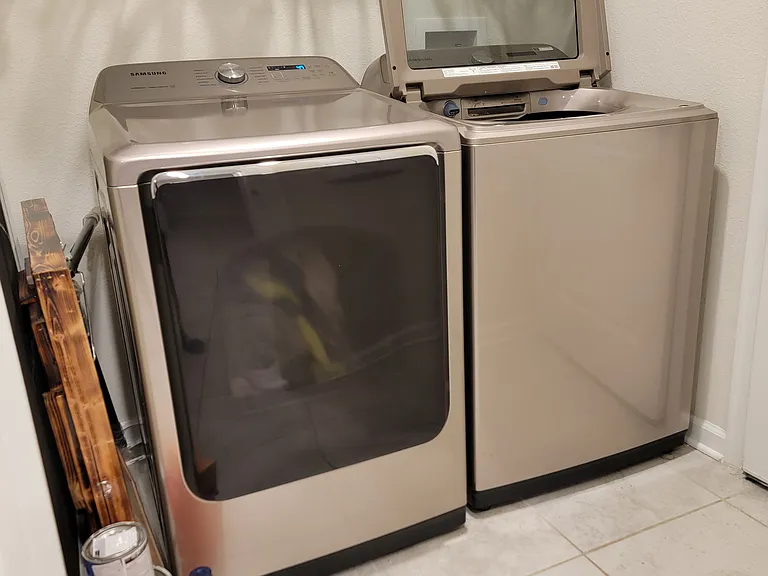 laundry room, extra large washer/dryer