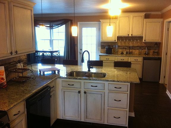 Newly remodeled kitchen & wet bar