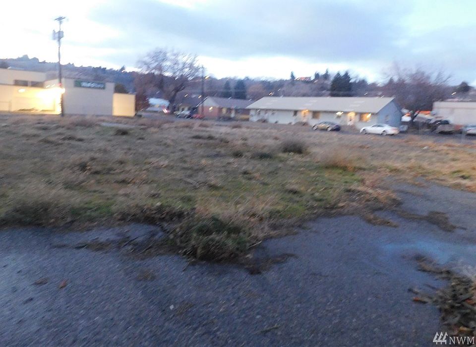 2nd image of 129 N Main St