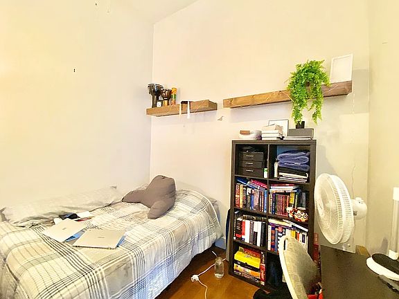 4th image of 248 McKibbin St APT 4F