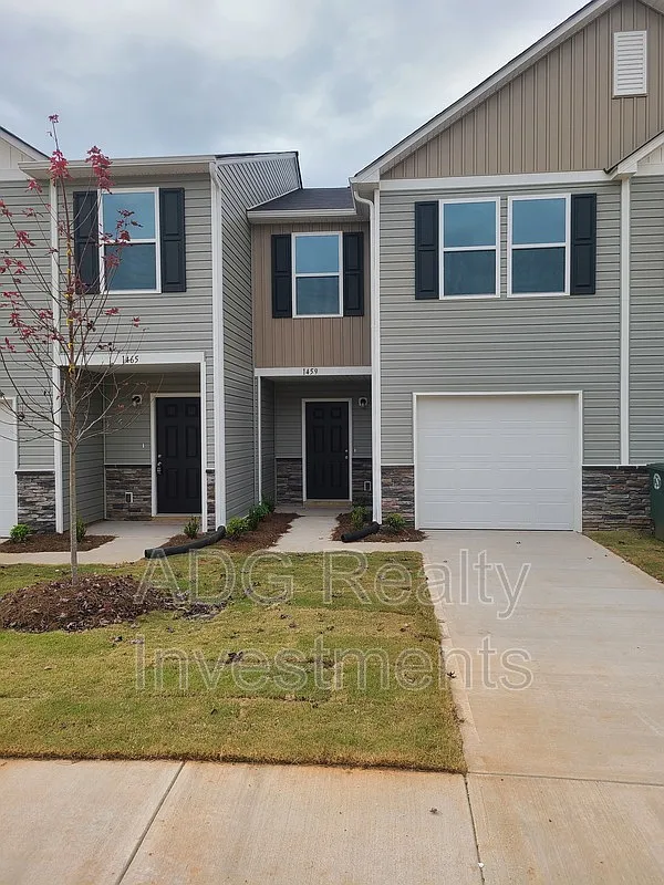 3 bed, 2.5 bath, $1,650 — Photo 1