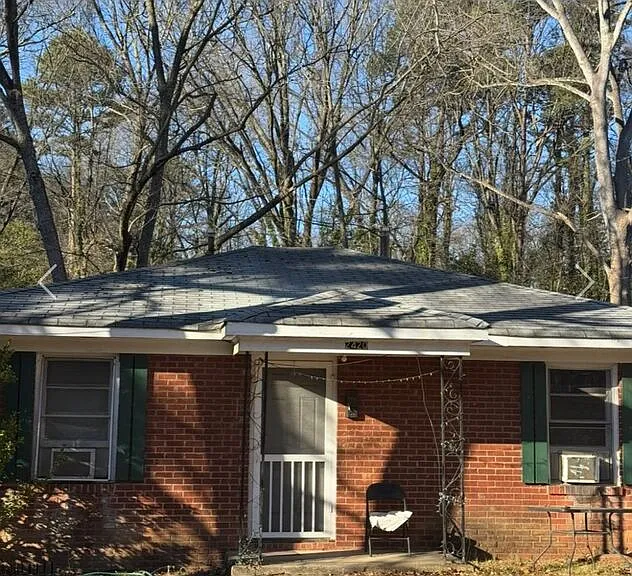 2407 Crestview Dr — Photo 1