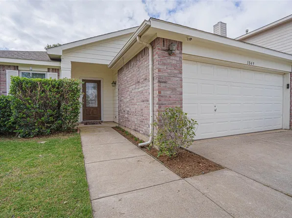 1049 Silver Spur Ln, Fort Worth, TX 76179