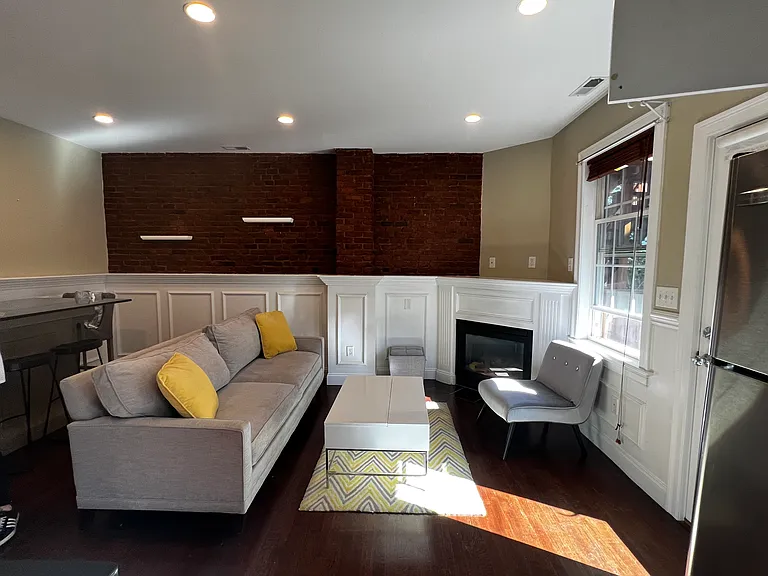 289 W 2nd St #2 — Photo 2