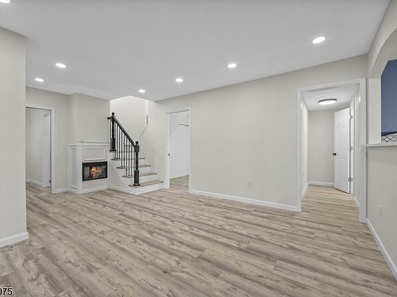 5th image of 728 Glen Rd