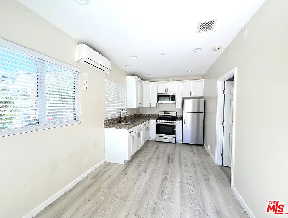 1 bed, 1.0 bath, 700 sqft, $1,800 — Photo 2