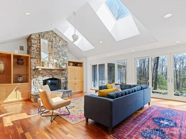 425 Bull Creek Rd, Asheville, NC 28805
