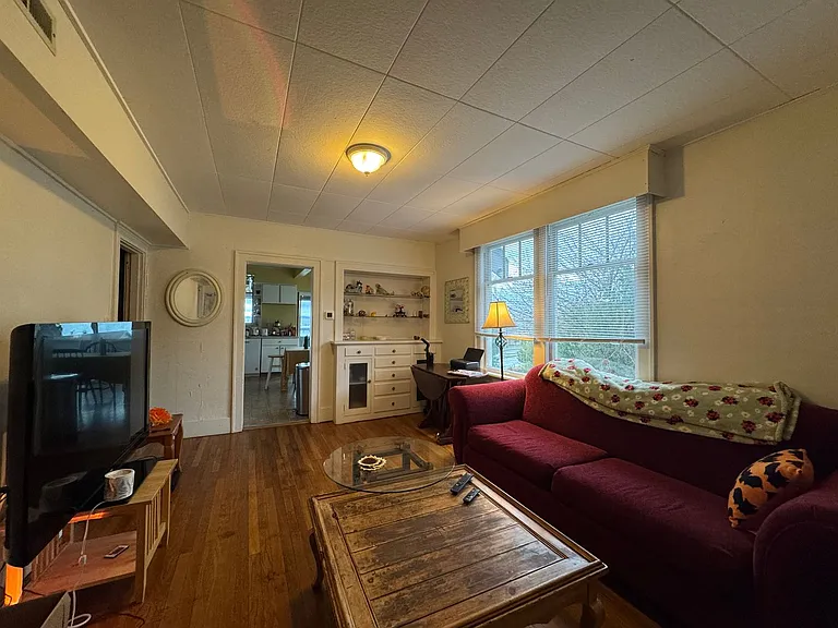 5 Bed 1.5 Bath in Fairhaven Close to Everything On a Bus Line — Photo 7