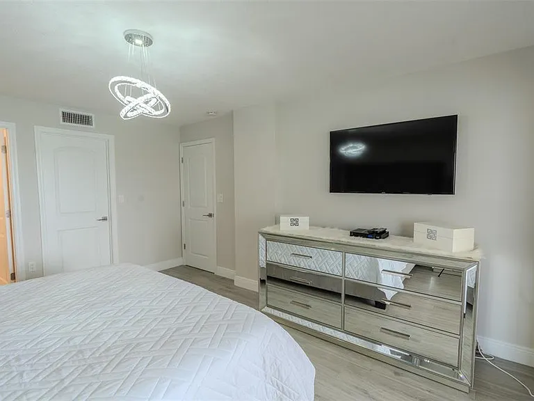 126 1st St E #210 — Photo 33