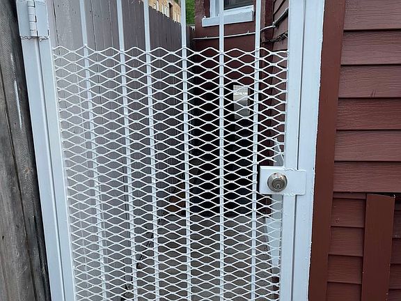 5th image of 906 W 71st St