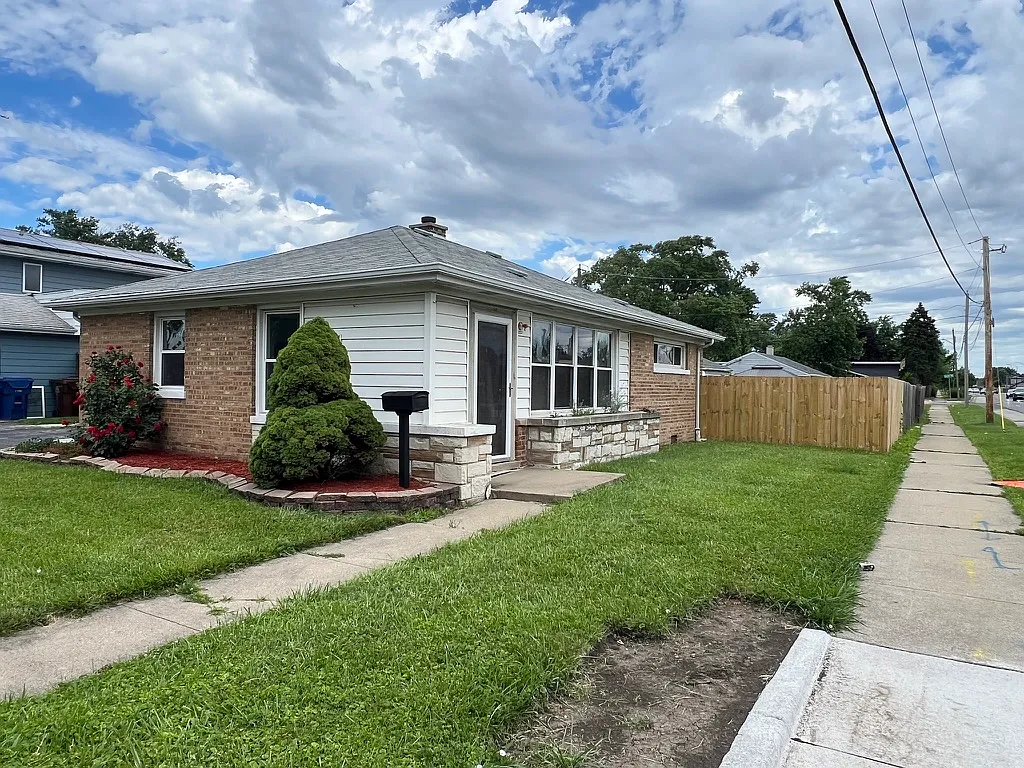 W 107th St, Oak Lawn — Photo 2