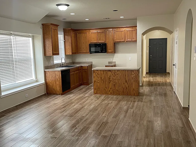 1316 Honeywood Ln — Photo 3