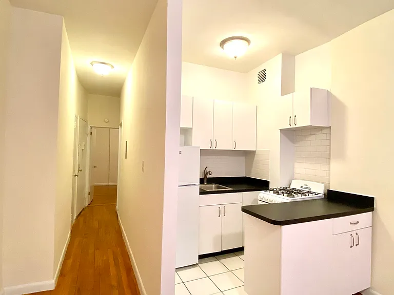 416 E 74th St #2V — Photo 3