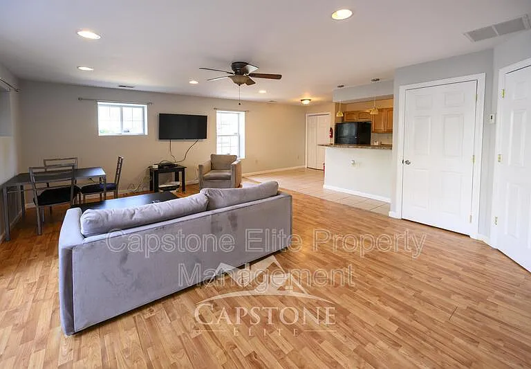3 Ashby Ln — Photo 3