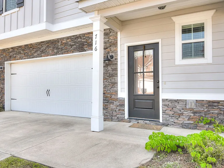 716 Navan Ln — Photo 4