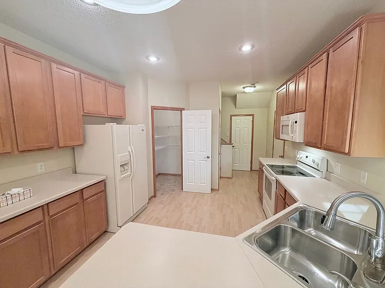 10800 Hawthorn Trl #E — Photo 7