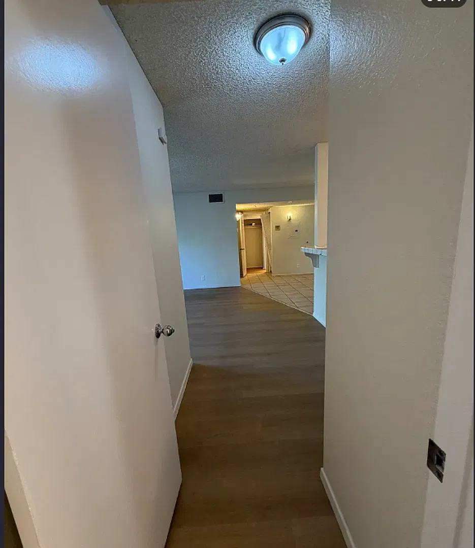Large 2 bedroom 2 bathroom Condo Available NOW — Photo 3