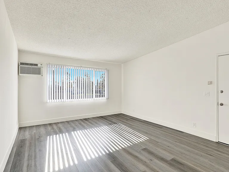 Serrano Apartments — Photo 21