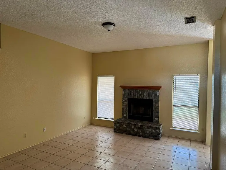 2404 Bluebonnet Dr — Photo 10