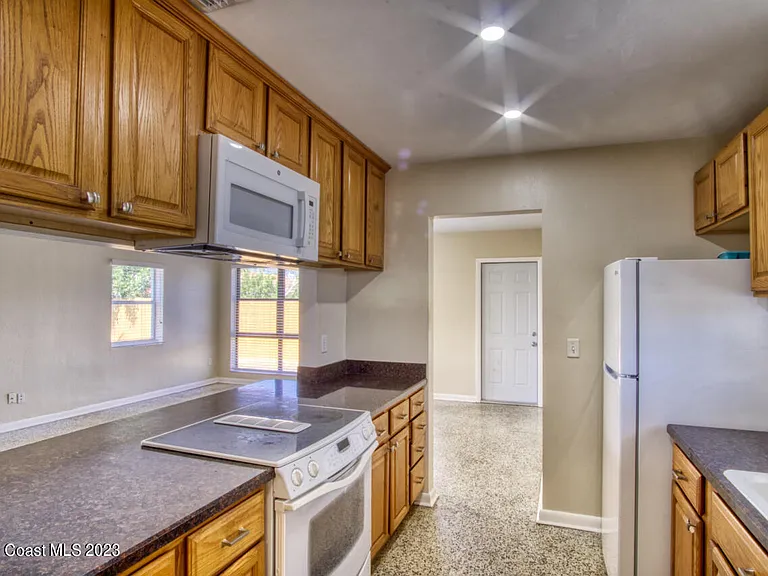 1010 Bianca Dr NE — Photo 6