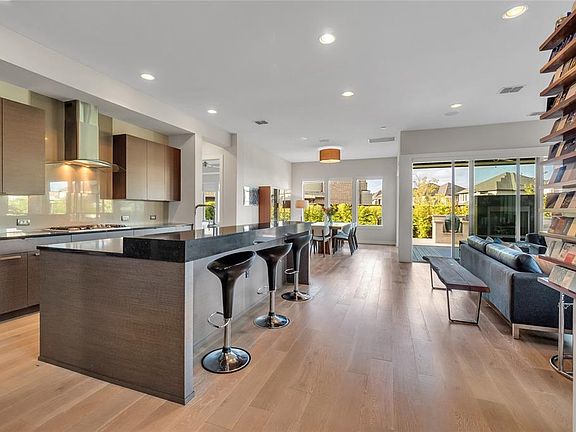 5th image of 688 Benalla Dr