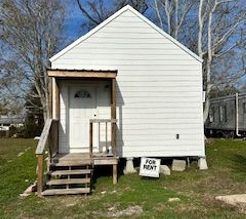 1st image of 909 E Saint Victor St