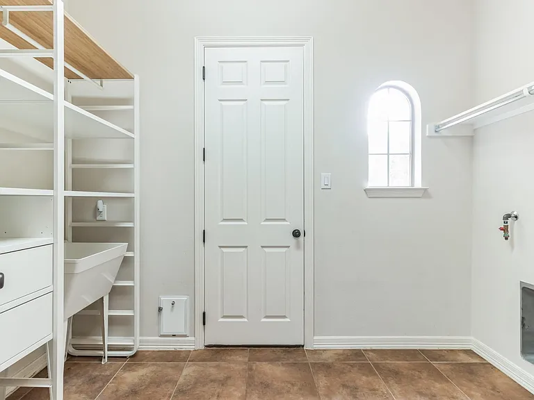 208 Angus Dr — Photo 27