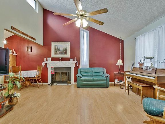 3rd image of 102 W Rosewood Ln