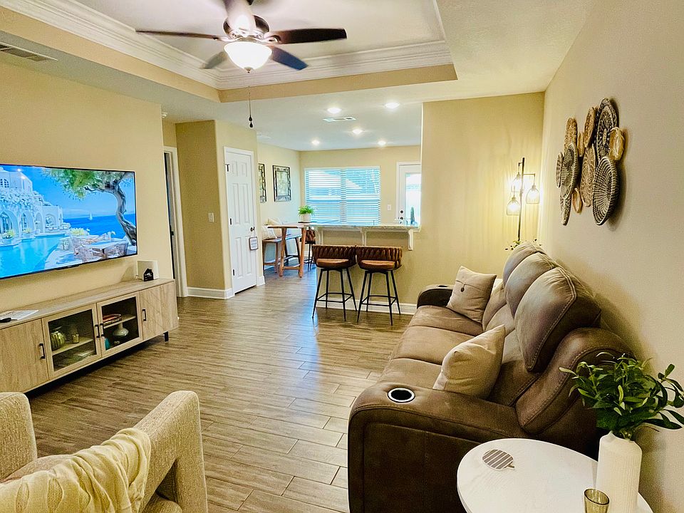 Light and bright living room with comfortable furniture and plenty of seating.